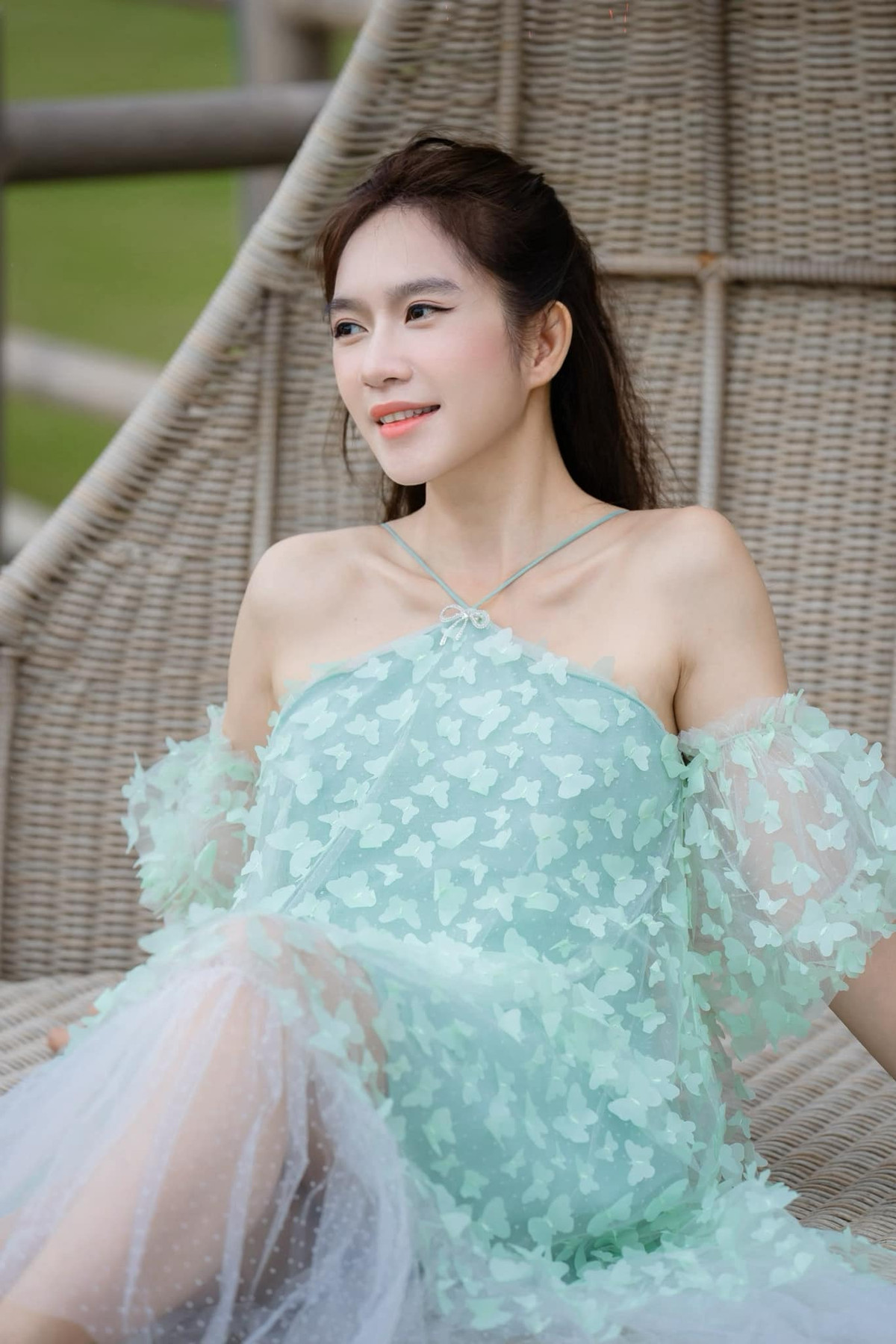 Bên cạnh vai trò làm vợ, làm mẹ, vun vén cho tổ ấm nhỏ, Minh Hà còn là nhà sản xuất phim, đồng hành bên cạnh Lý Hải trong quá trình làm phim.