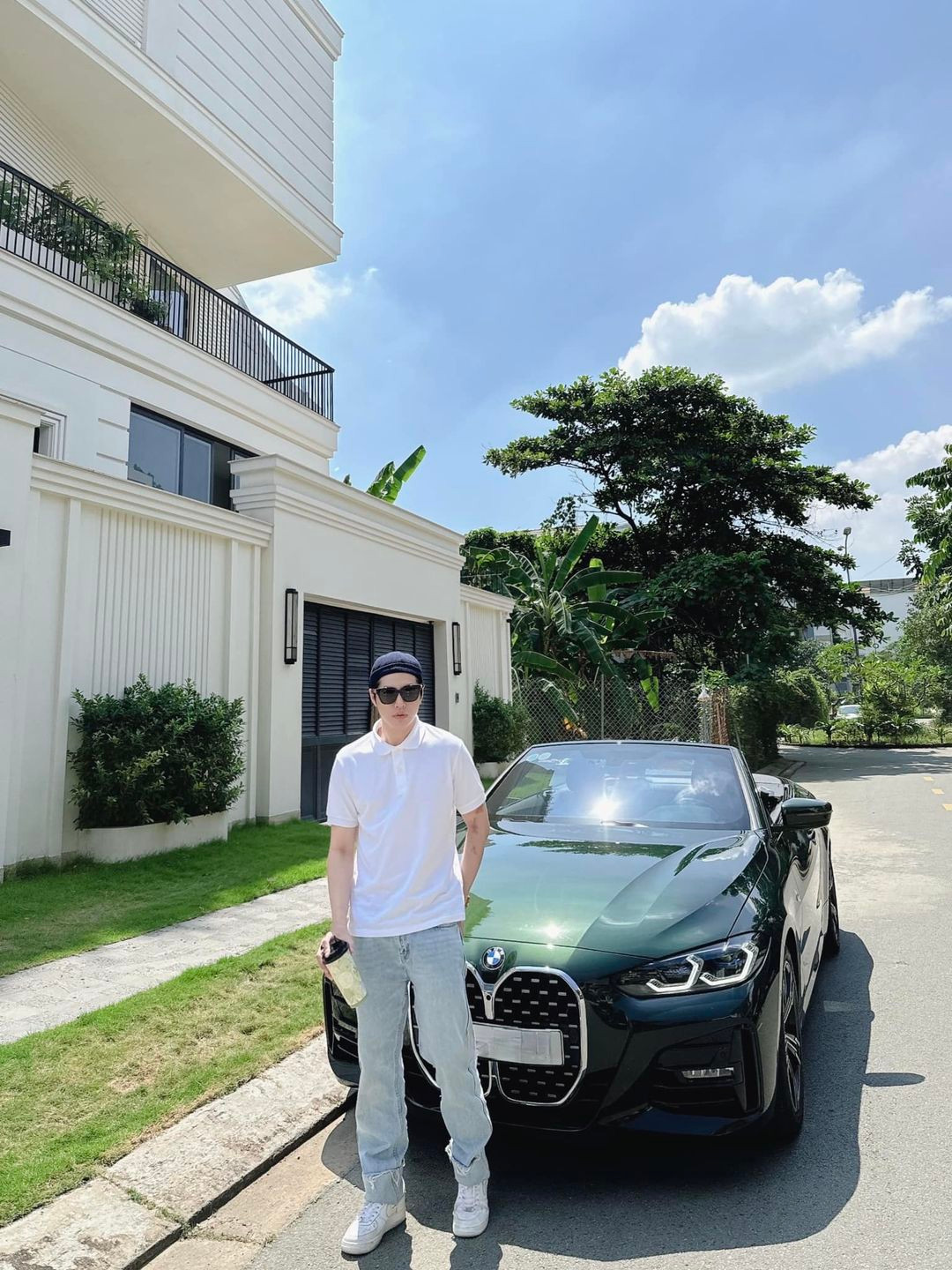 Noo Phước Thịnh tạo dáng bên xe mui trần. Ảnh: FB Noo Phước Thịnh