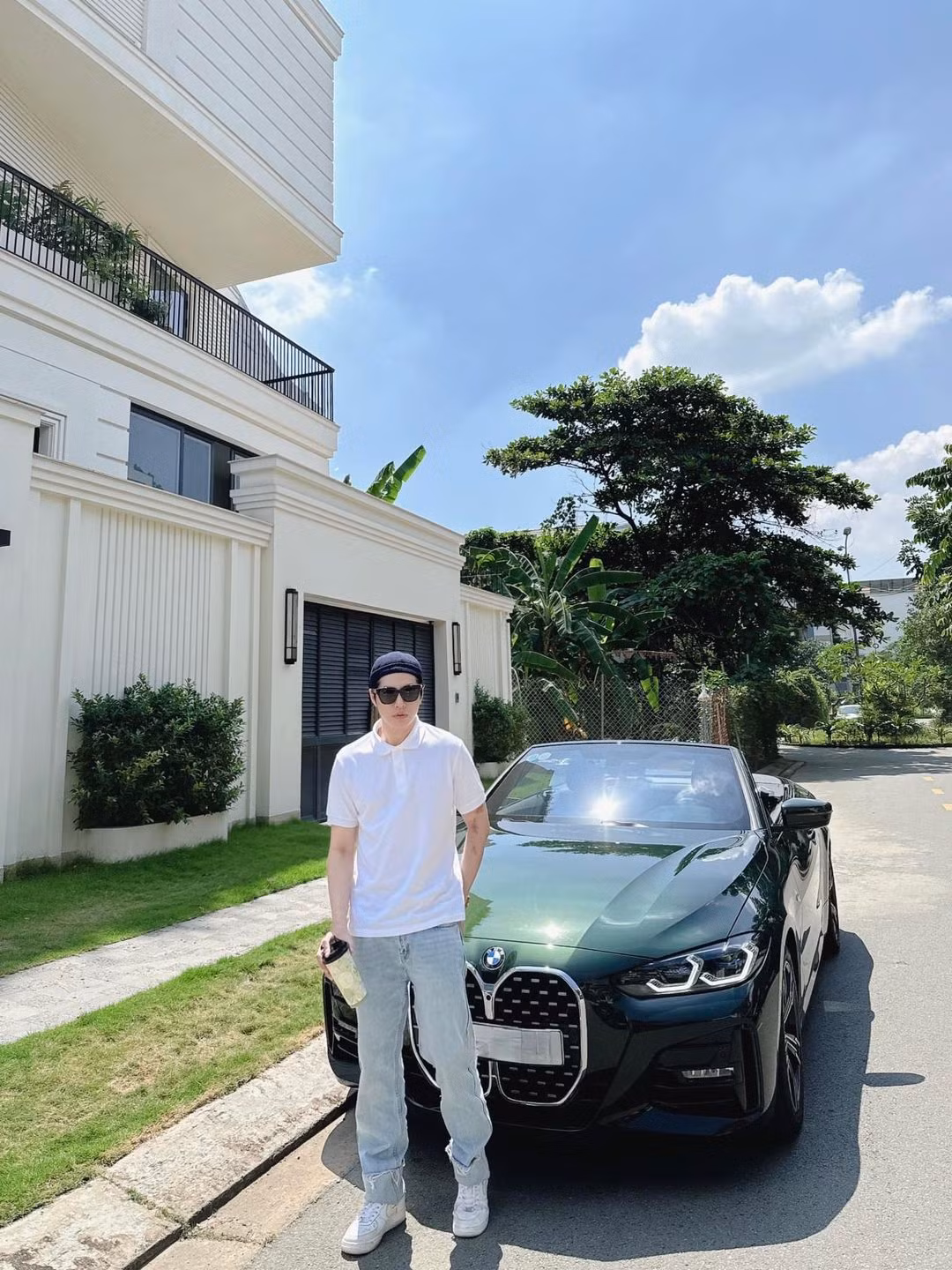 Noo Phước Thịnh tạo dáng bên xe mui trần. Ảnh: FB Noo Phước Thịnh