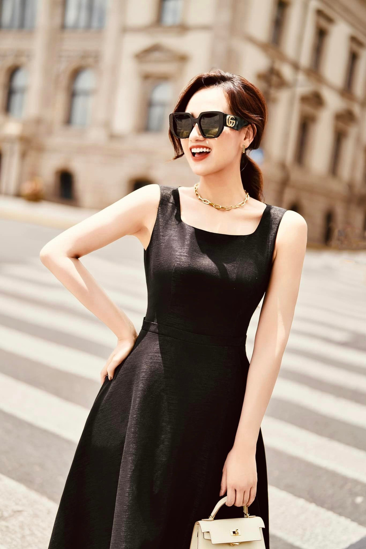 Lã Thanh Huyền đẹp sang chảnh trên đường phố Thượng Hải. Ảnh: FB Lã Thanh Huyền