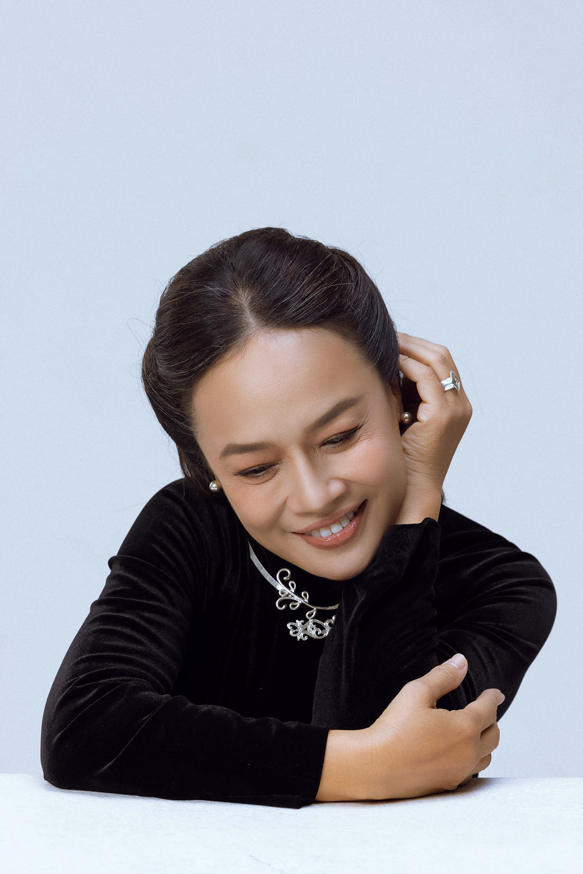 Diễn viên Tú Oanh chụp bộ ảnh mới mừng sinh nhật, ví mình chỉ mới "18 tuổi". Ảnh: FB Oanh Le Tu