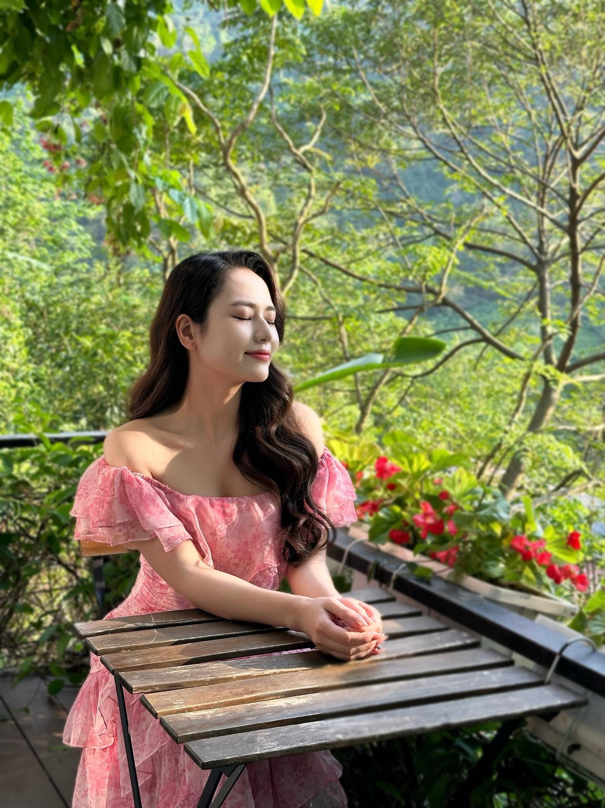 Diễn viên Việt Hoa viết: "Thưởng thức những ngày dễ chịu và không cần vội vã". Ảnh: FB Vũ Việt Hoa