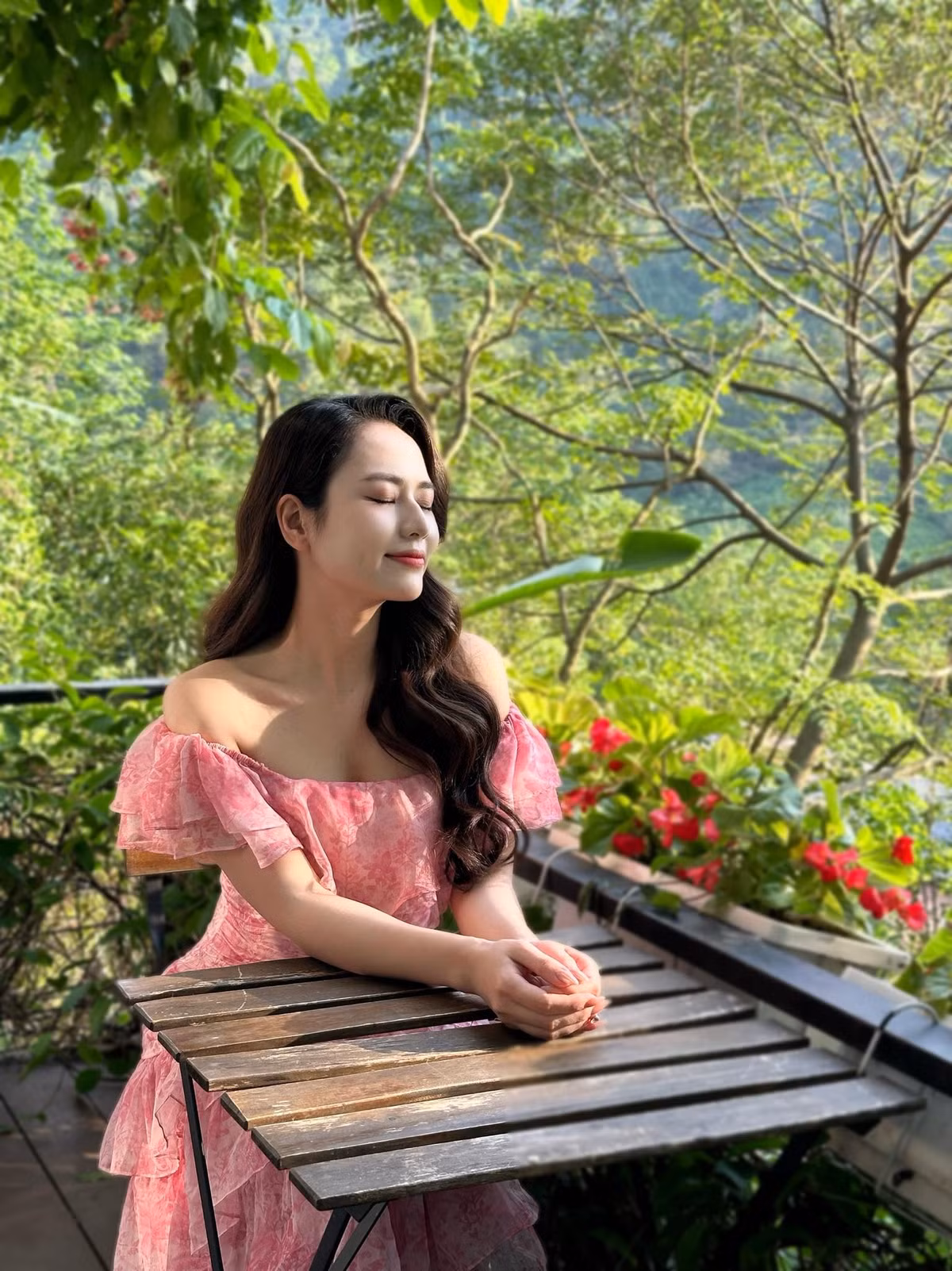 Diễn viên Việt Hoa viết: "Thưởng thức những ngày dễ chịu và không cần vội vã". Ảnh: FB Vũ Việt Hoa