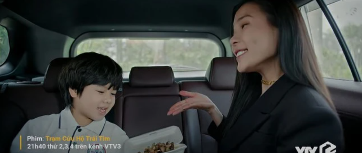 Trong "Trạm cứu hộ trái tim" Thúy Diễm vào vai một phụ nữ xinh đẹp, gợi cảm, nhiệt tình với bạn bè nhưng cũng dại trai. Ở tập phát sóng mới nhất nhân vật Mỹ Đình khiến khán giả ức chế vì hành động không suy nghĩ. Thậm chí nhiều khán giả còn muốn bỏ phim vì vai diễn này. Ảnh chụp màn hình