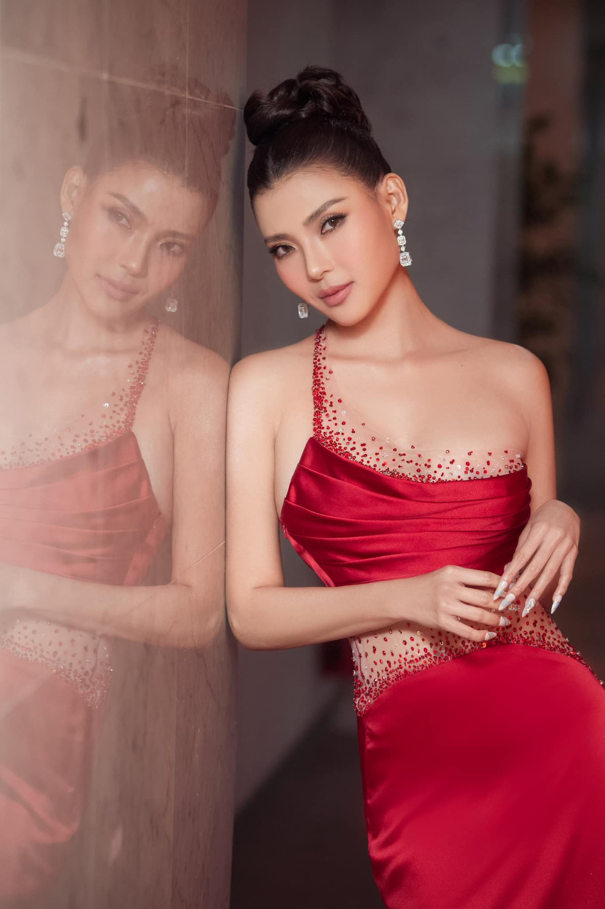 Bà mẹ một con dù ở tuổi U40 vẫn cô cùng quyến rũ. Cô được nhận xét trẻ hơn tuổi thực.