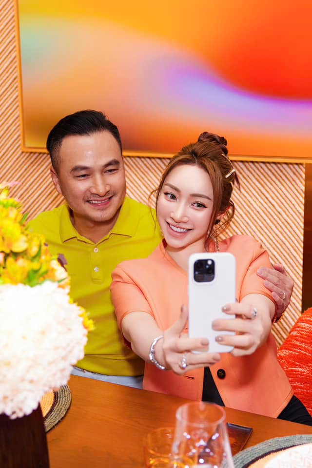 Lý Thùy Chang - vợ diễn viên Chi Bảo hiện đang mang thai lần 2. Dù đang trong thai kỳ nhưng cô vẫn rất chăm chỉ tận hưởng cuộc sống bên gia đình.