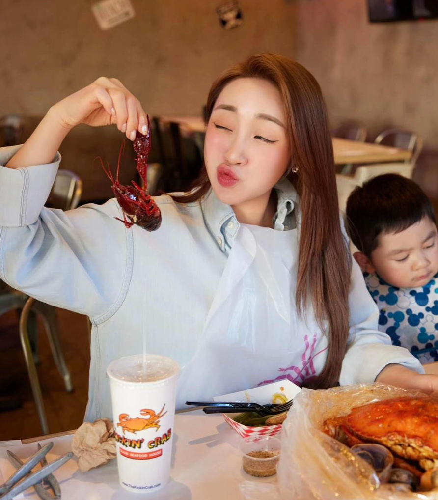 Trước đó, Lý Thùy Chang còn khoe đi ăn hải sản tại một nhà hàng có tên tuổi ở Mỹ, với hóa đơn thanh toán “sương sương” lên đến 423 USD (hơn 10 triệu đồng).