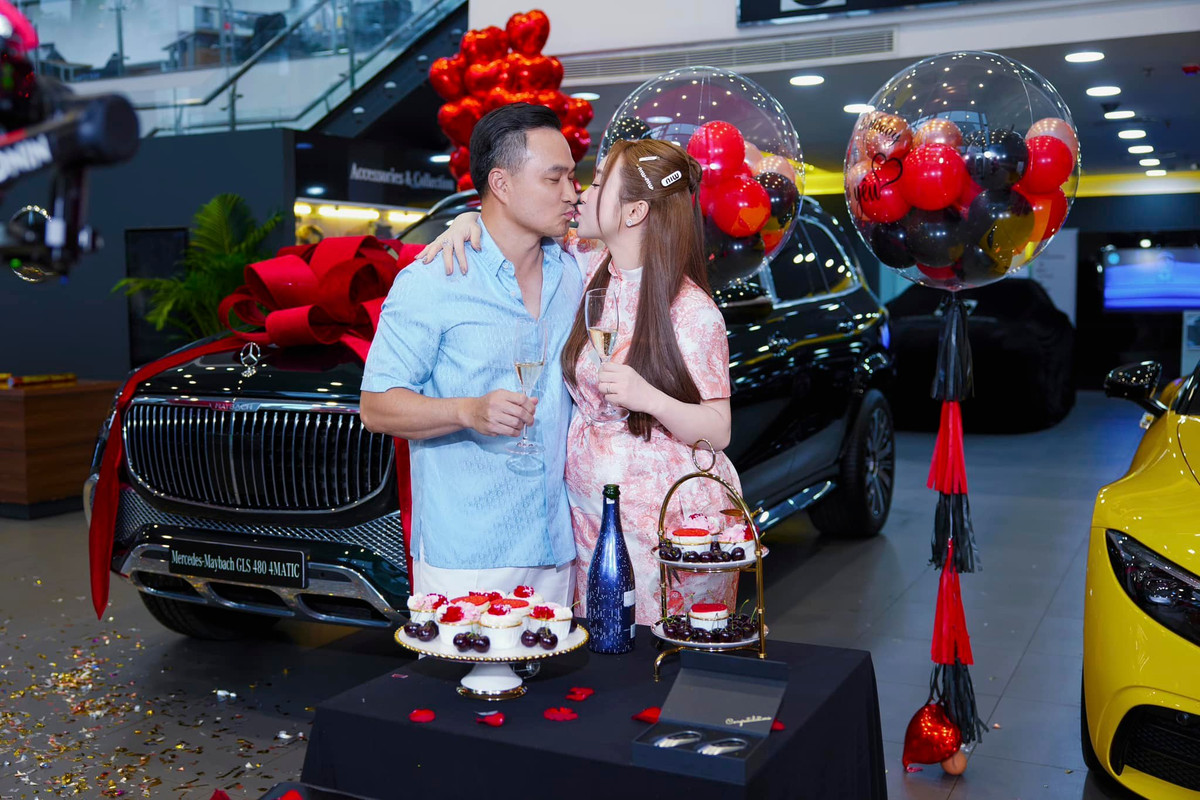 Chi Bảo không ngần ngại chi mạnh tay để mua hai chiếc xe sang tổng giá trị hơn 15 tỷ đồng làm quà sinh nhật cho vợ.