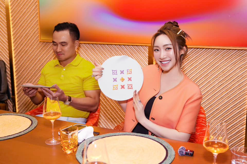 Mới đây, bà xã Chi Bảo đã chia sẻ khoảnh khắc cả gia đình đi ăn hải sản ở Thái Lan, tại một nhà hàng thuộc chuỗi thương hiệu nổi tiếng lần đầu có mặt tại Đông Nam Á.