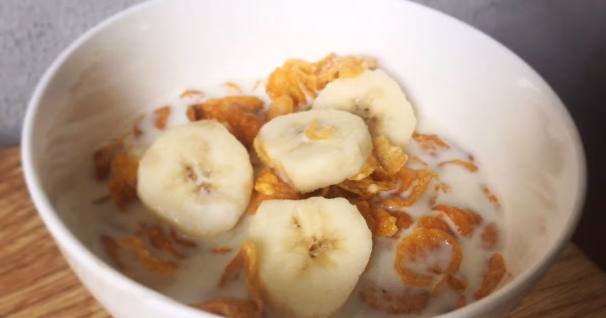 Sự kết hợp của bộ ba gồm granola, sữa chua và trái cây tươi như chuối sẽ mang đến cho bạn bữa ăn nhẹ ngon miệng lại rất có lợi cho sức khỏe. Ảnh Internet