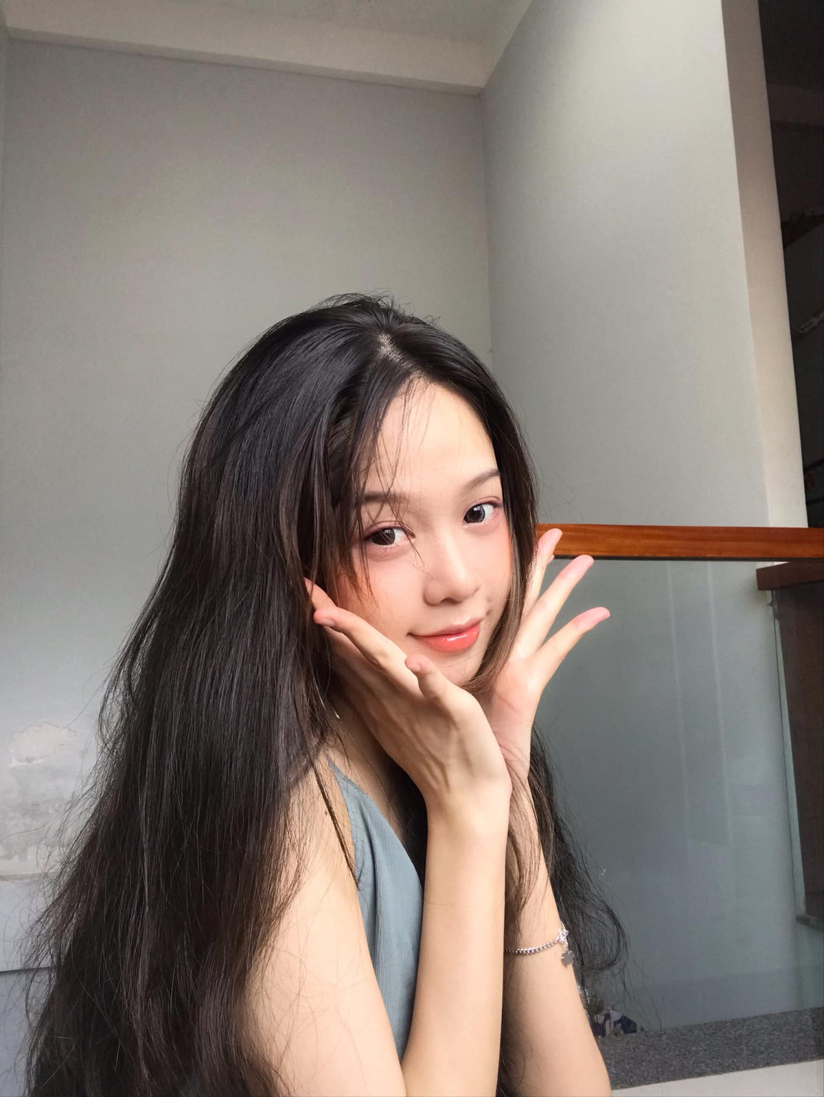 Trong video, Thanh Thủy chia sẻ, ngoài việc ăn uống điều độ 3 bữa/ngày, cô có thói quen nhâm nhi bữa tối với món sữa chua không đường cùng một quả chuối và chút ngũ cốc granola. Theo cô, món ăn này vừa ngon miệng, đảm bảo dinh dưỡng và năng lượng cho cơ thể mà không tăng cân.