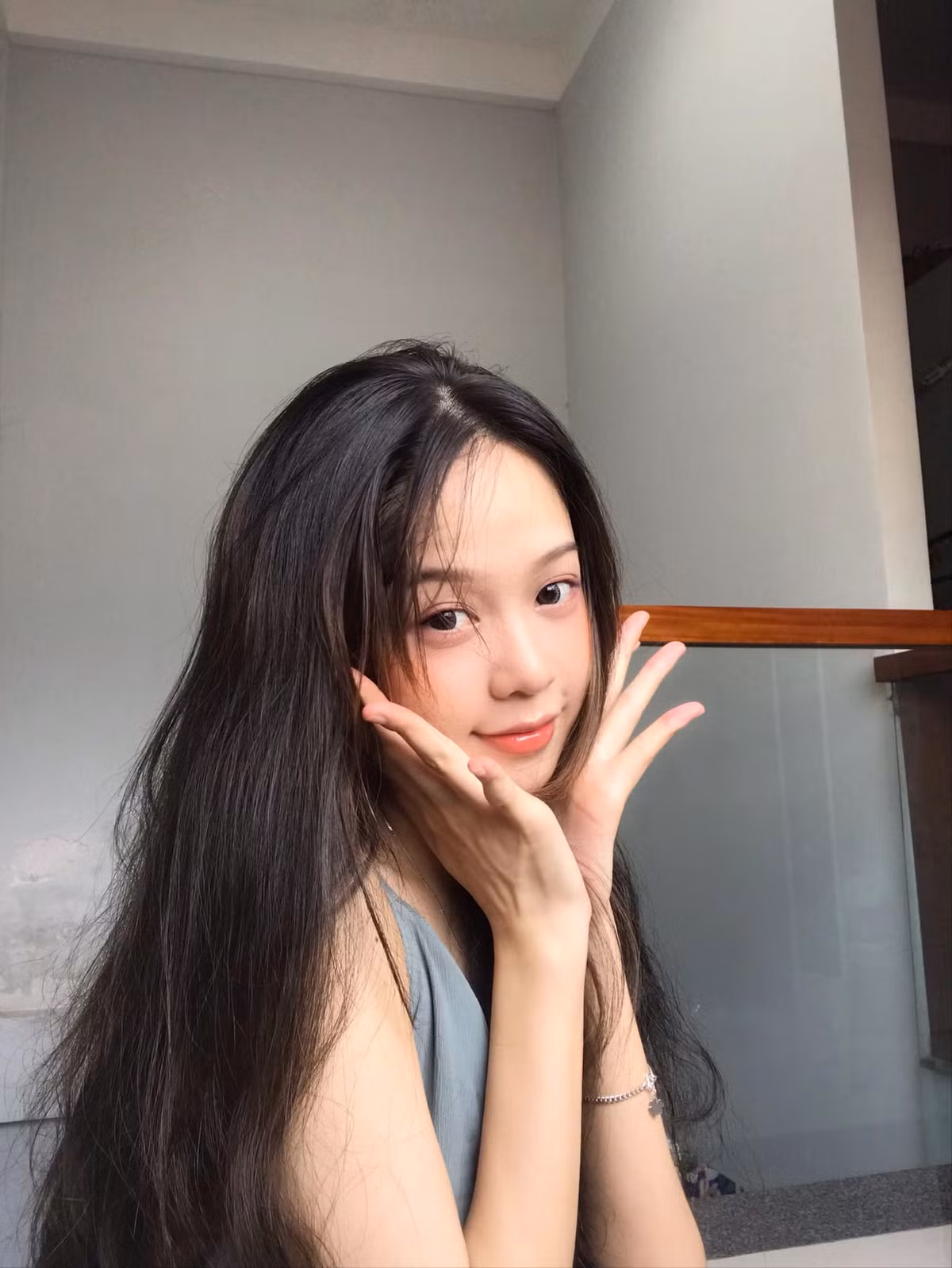 Trong video, Thanh Thủy chia sẻ, ngoài việc ăn uống điều độ 3 bữa/ngày, cô có thói quen nhâm nhi bữa tối với món sữa chua không đường cùng một quả chuối và chút ngũ cốc granola. Theo cô, món ăn này vừa ngon miệng, đảm bảo dinh dưỡng và năng lượng cho cơ thể mà không tăng cân.