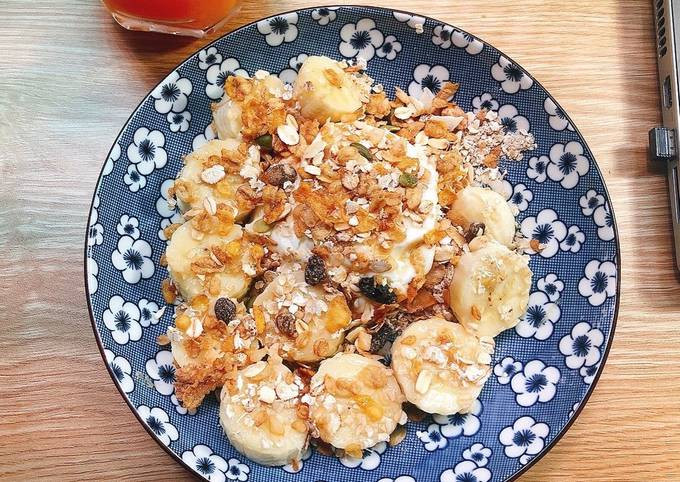 Sữa chua với granola cực kỳ bổ dưỡng, cung cấp protein, chất béo lành mạnh, chất xơ, các vitamin và khoáng chất thiết yếu. Thêm một ít trái cây sẽ tốt hơn cho sức khỏe. Ảnh Internet