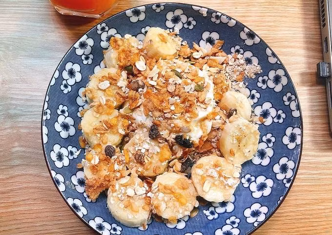 Sữa chua với granola cực kỳ bổ dưỡng, cung cấp protein, chất béo lành mạnh, chất xơ, các vitamin và khoáng chất thiết yếu. Thêm một ít trái cây sẽ tốt hơn cho sức khỏe. Ảnh Internet