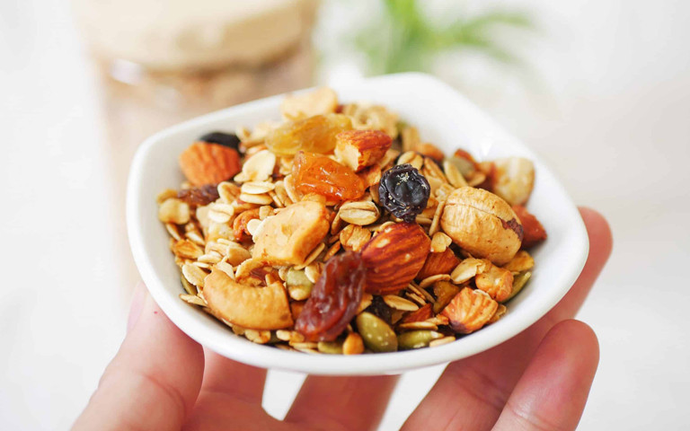  Lợi ích sức khỏe của granola: Là nguồn chất xơ tuyệt vời, duy trì hệ tiêu hóa khỏe mạnh. Là nguồn năng lượng cô đặc, lý tưởng cho việc khởi đầu ngày mới hoặc thúc đẩy hoạt động thể chất của cơ thể. Ảnh minh họa