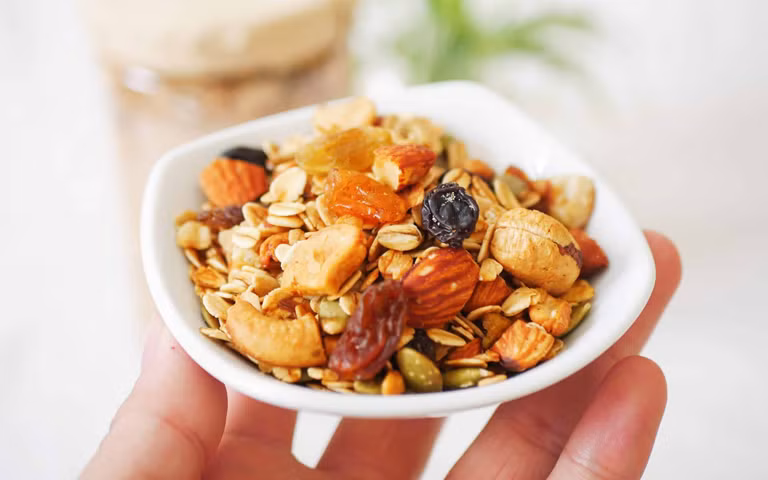  Lợi ích sức khỏe của granola: Là nguồn chất xơ tuyệt vời, duy trì hệ tiêu hóa khỏe mạnh. Là nguồn năng lượng cô đặc, lý tưởng cho việc khởi đầu ngày mới hoặc thúc đẩy hoạt động thể chất của cơ thể. Ảnh minh họa