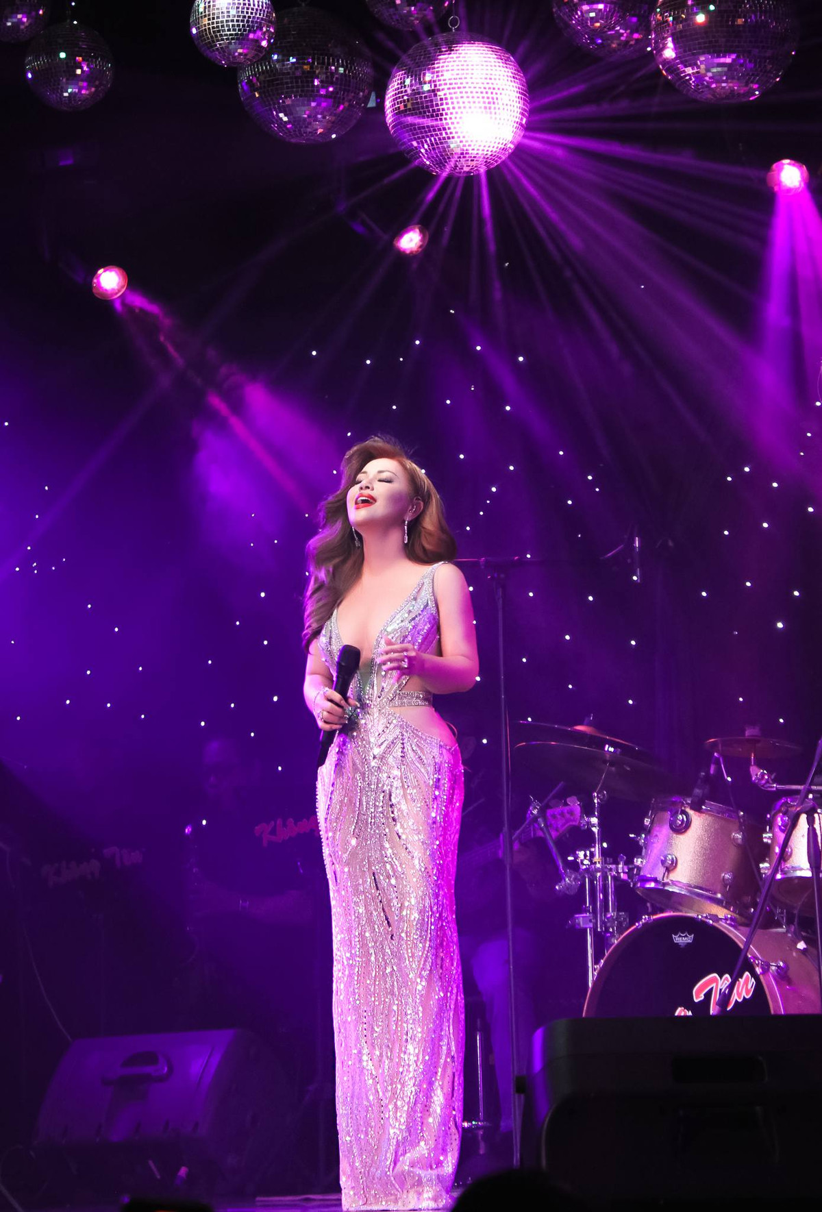 Cô tự tin diện những chiếc váy dạ hội xẻ cao, khoe đôi chân dài miên man và vòng eo thon gọn. Ảnh: FB Minh Tuyet