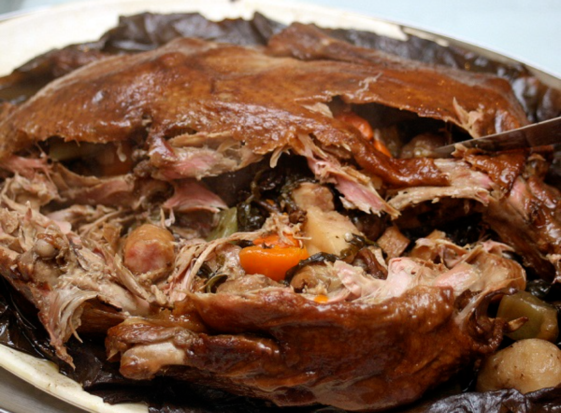 Phương pháp để chuẩn bị món ăn rất tốn thời gian và công sức, có thể mất đến 5 giờ để hoàn thành. Thử thách khó khăn nhất đối với một đầu bếp phải chuẩn bị món ăn là loại bỏ toàn bộ xương ra khỏi con vịt mà không làm hỏng da. Ảnh: Dân Việt