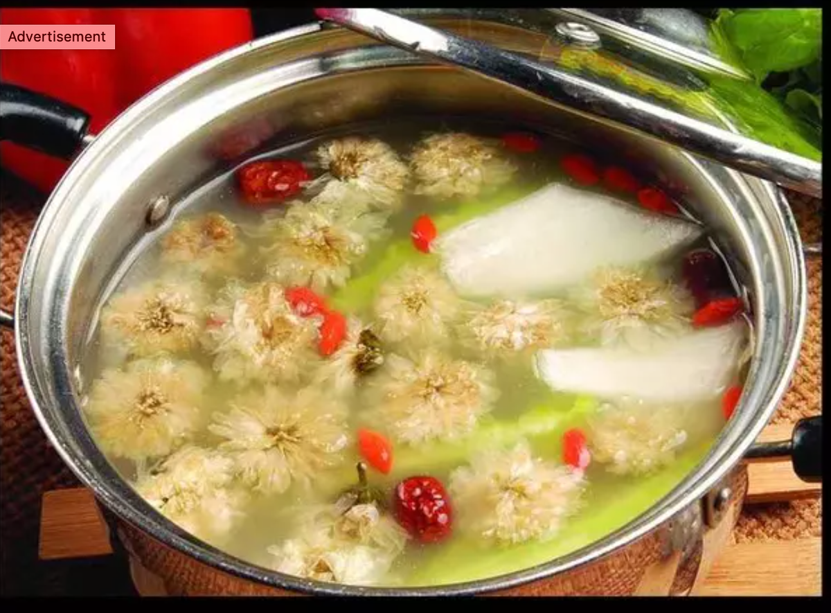 Món lẩu hoa cúc được xem là " sơn hào hải vị" của hoàng cung Trung Hoa, ngoài vị ngon, món này còn bổ dưỡng cho sức khoẻ. Theo y học cổ truyền Trung Quốc, việc tiêu thụ hoa cúc giúp giải phóng độc tố hàng đầu, giải nhiệt trong cơ thể và nuôi dưỡng làn da. Ảnh: Dân Việt