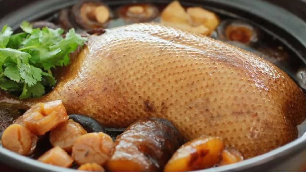 Sau khi tất cả nội tạng đã được loại bỏ, đầu bếp sẽ nhét 8 nguyên liệu đặc biệt vào bên trong con vịt và khâu lại trước khi nó được chiên giòn. Ảnh: Dân Việt