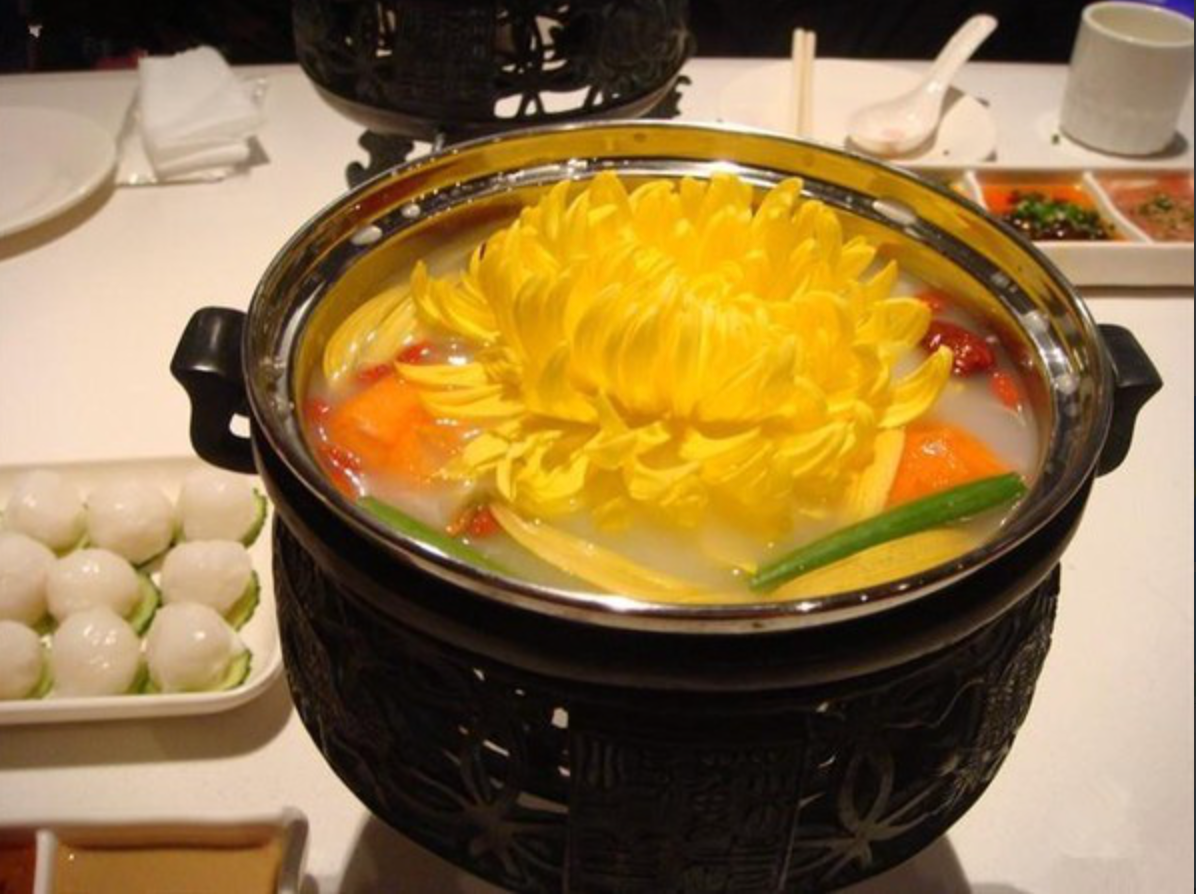 Hoa cúc tươi được thả nổi trong nồi nước dùng trong suốt, tạo nên một món ăn tao nhã, tinh tế. Ảnh: Dân Việt