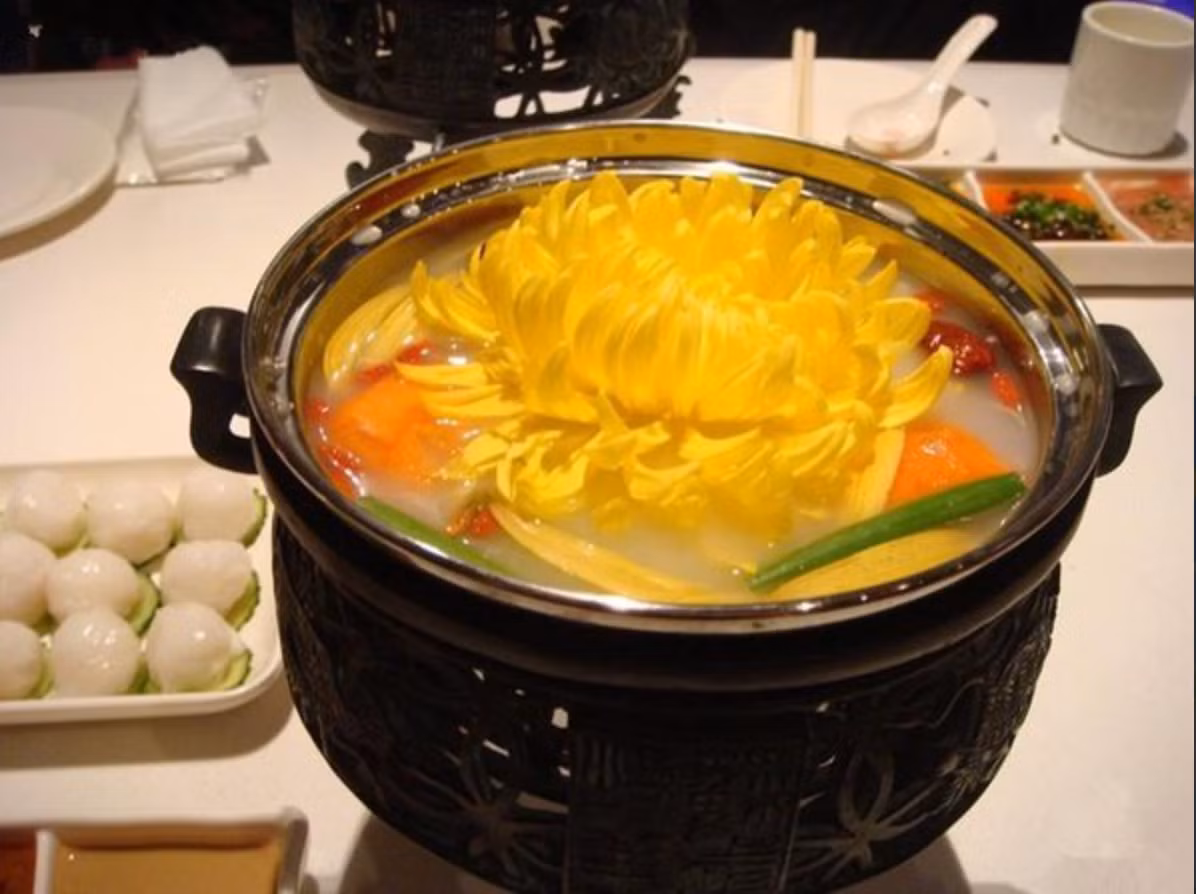 Hoa cúc tươi được thả nổi trong nồi nước dùng trong suốt, tạo nên một món ăn tao nhã, tinh tế. Ảnh: Dân Việt