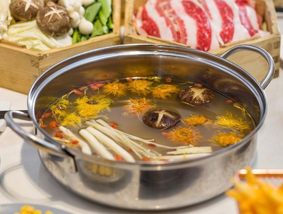 Nước dùng thường được hầm từ xương ống, gà ác và các loại nấm quý hiếm. Khi ăn, thực khách sẽ cảm nhận được vị ngọt thanh của hoa cúc hòa quyện cùng hương thơm đặc trưng của các loại nấm, tạo nên một dư vị khó quên. Ảnh: Dân Việt