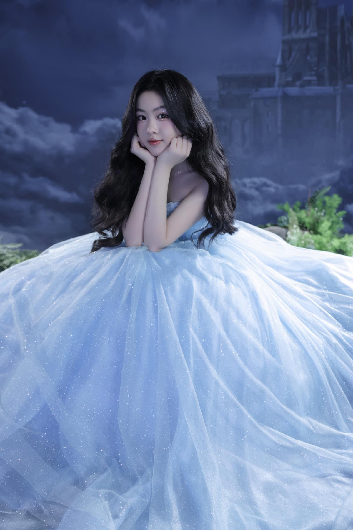 Lọ Lem như một nàng công chúa bước ra từ truyện cổ tích.