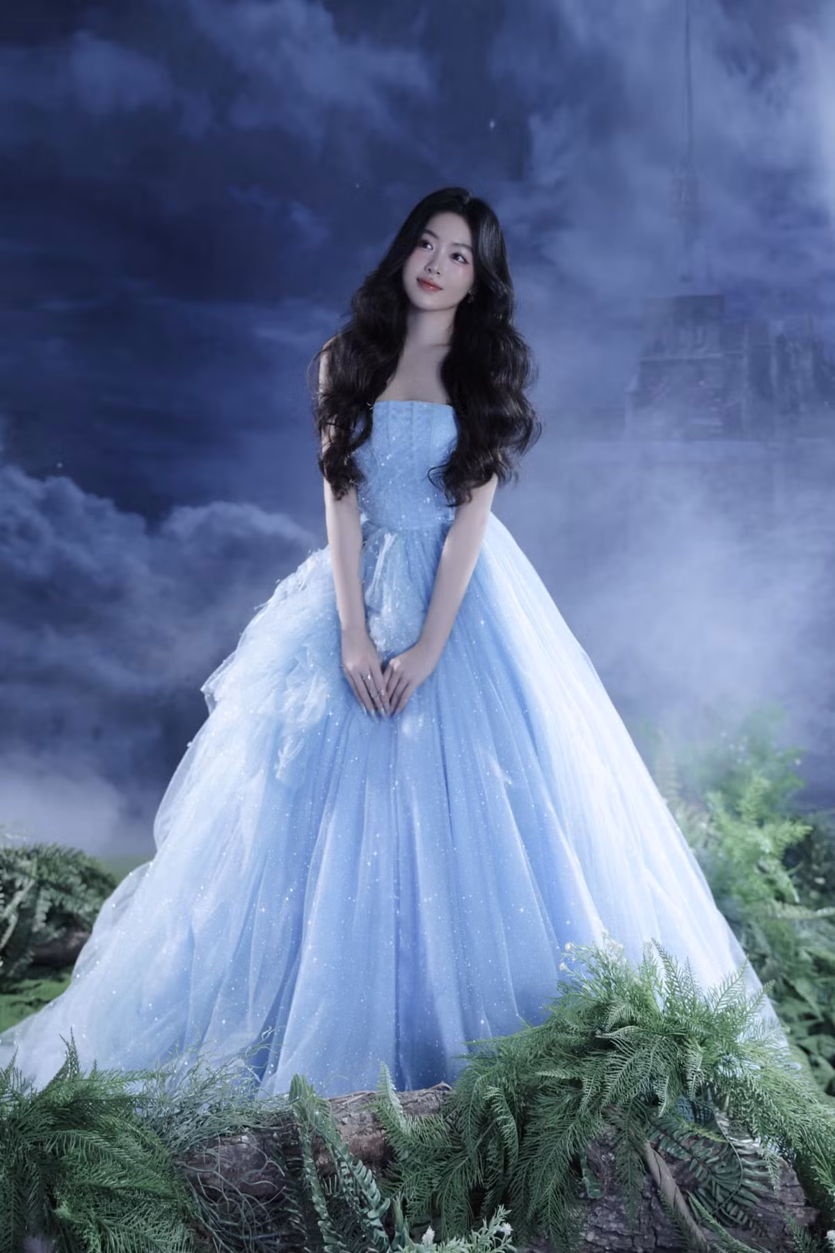 Cư dân mạng còn trầm trồ nhận xét Lọ Lem mang vẻ đẹp của một nàng công chúa, là Cinderella bước từ cổ tích ra ngoài đời thực.