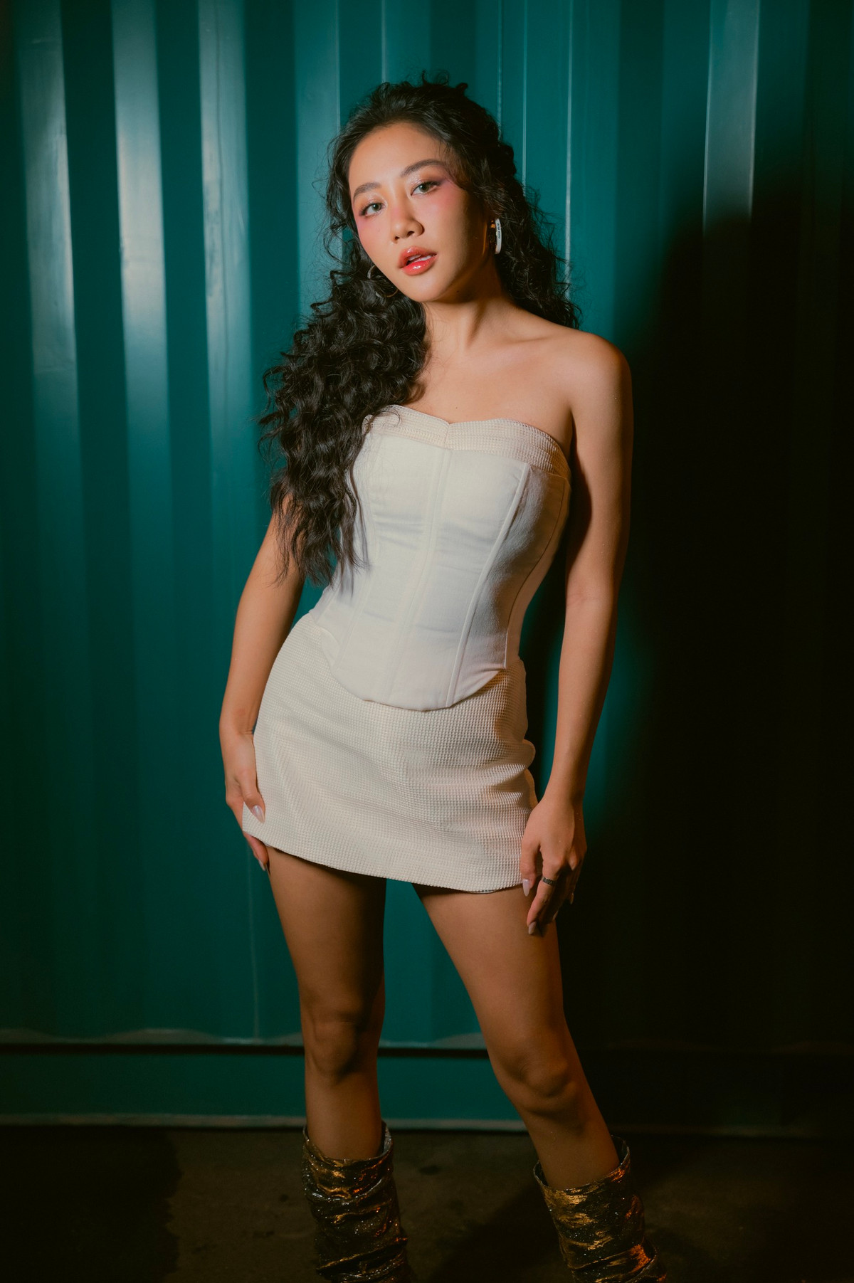 Bên cạnh đó, phong cách trang điểm và làm tóc của Văn Mai Hương cũng trở nên cá tính và sắc sảo hơn, góp phần tôn lên vẻ đẹp đầy sức hút của cô nàng.