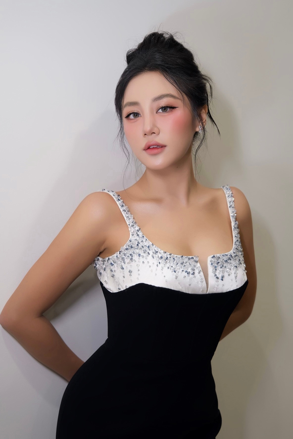 Văn Mai Hương “lột xác” gợi cảm khó tin Van Mai Huong “lot xac” goi cam kho tin