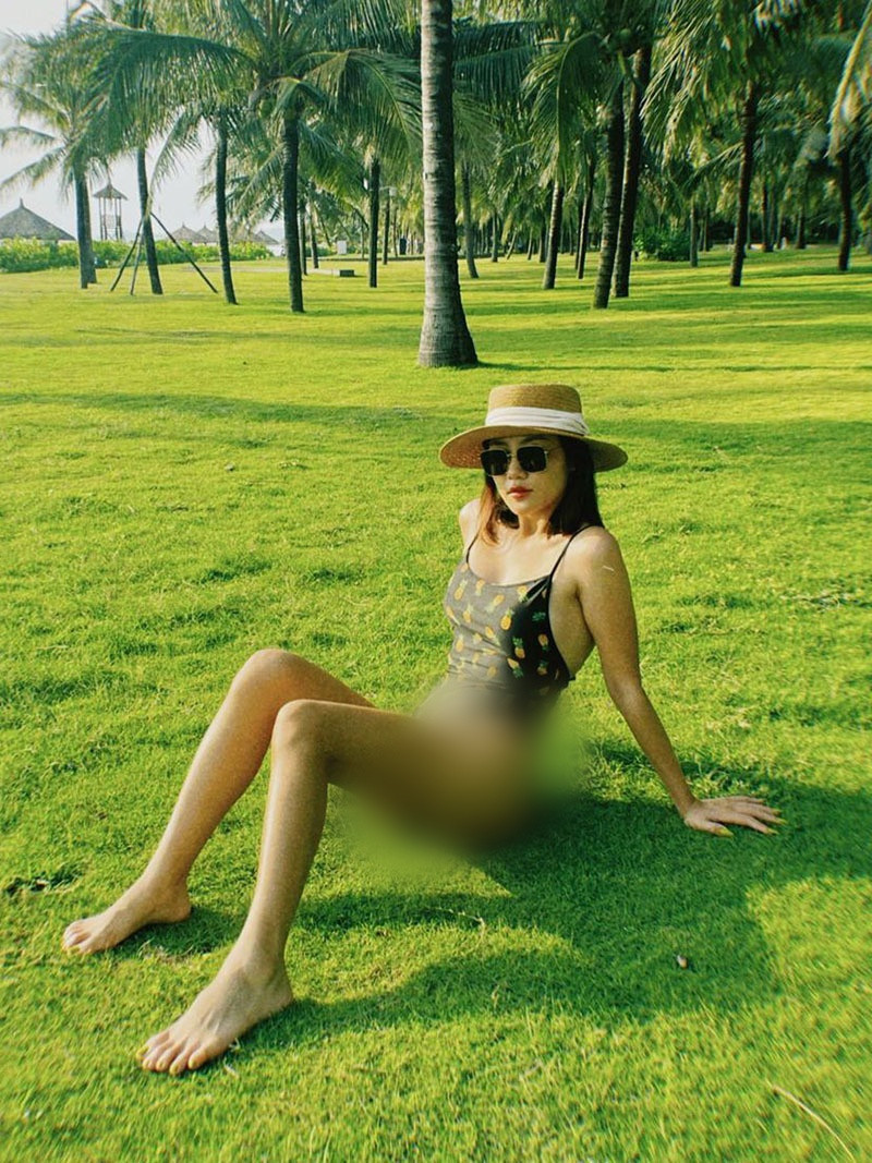 Nữ ca sĩ không ngại diện những trang phục cắt xẻ táo bạo, khoe trọn đường cong cơ thể nóng bỏng.