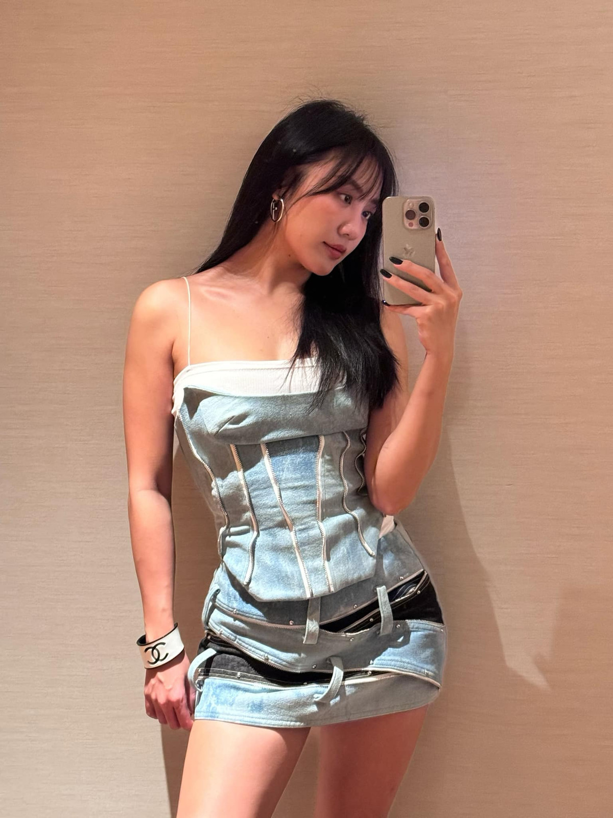 Ở tuổi 30, ca sĩ Văn Mai Hương được nhận xét không chỉ trưởng thành hơn trong âm nhạc mà còn sở hữu phong cách thời trang ngày càng gợi cảm.