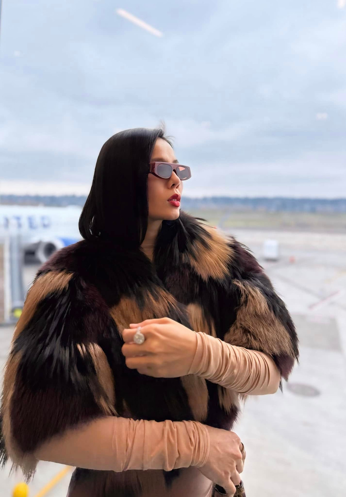 Lệ Quyên khoe ảnh "dát" đồ hiệu tiền tỷ cùng áo lông hơn 100 triệu đồng khi ra sân bay. Ảnh: FB Lệ Quyên