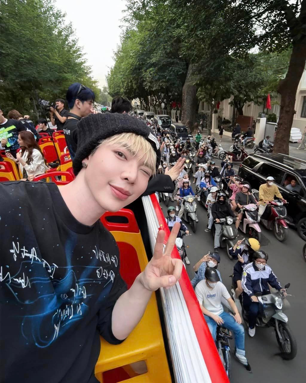 Ca sĩ Erik háo hức, phấn khích trước sự chào đón của fan Hà Nội. Ảnh: FB Erik