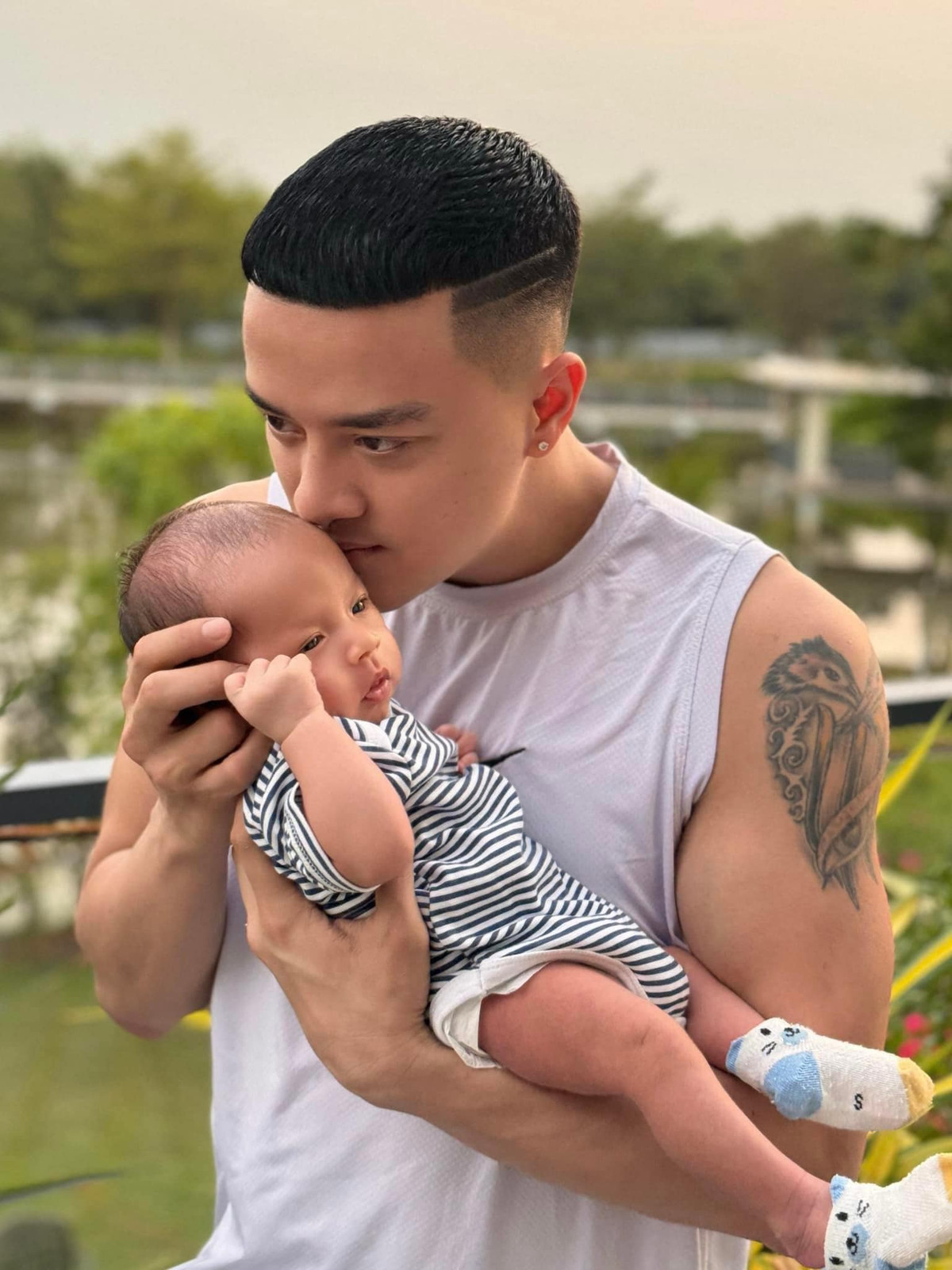 Nam ca sĩ toát lên vẻ hạnh phúc khi có thể làm được bất cứ việc gì cho con với thiên thức của người làm cha, làm mẹ.