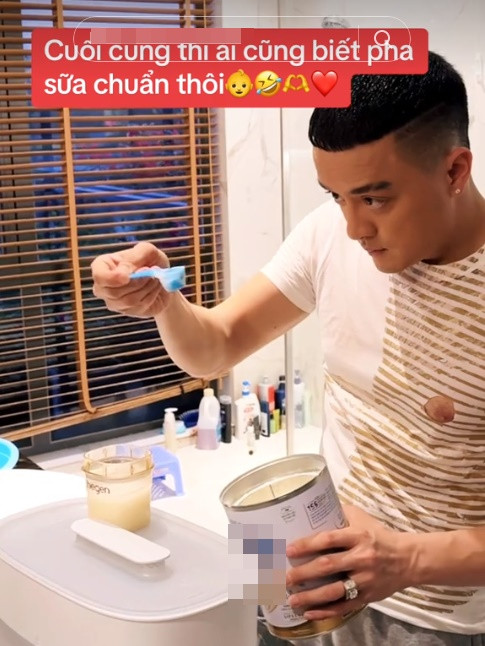 Ban đầu còn bỡ ngỡ, lóng ngóng nhưng chỉ sau một thời gian ngắn, "ông bố bỉm sữa" của Vbiz đã thành thạo trong việc bế con, thay tã, pha sữa hay cho con bú bình.