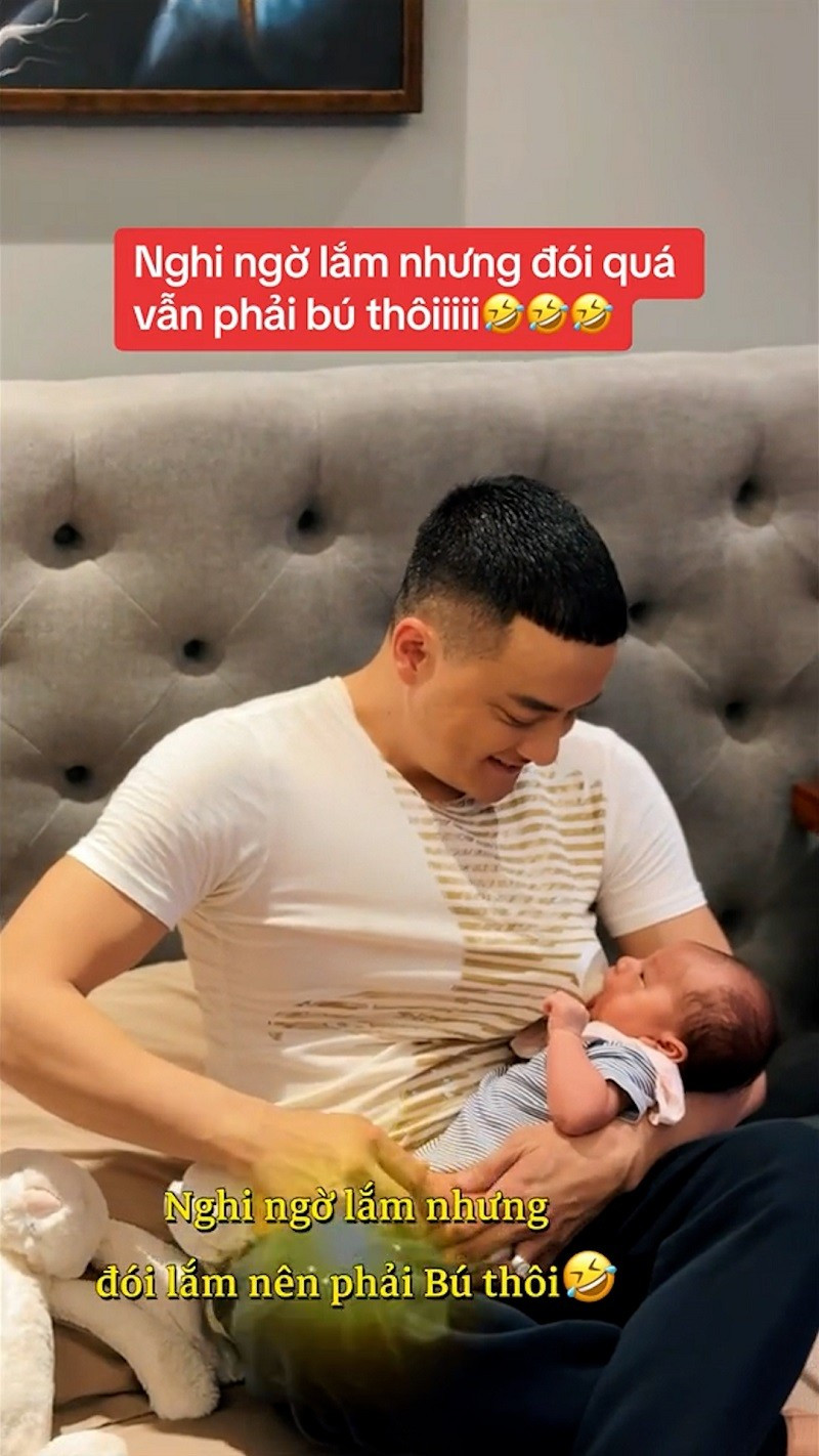 Theo đó, giọng ca sinh năm 1985 giả làm mẹ khi khoét lỗ trên áo rồi đặt bình sữa để con trai bú.