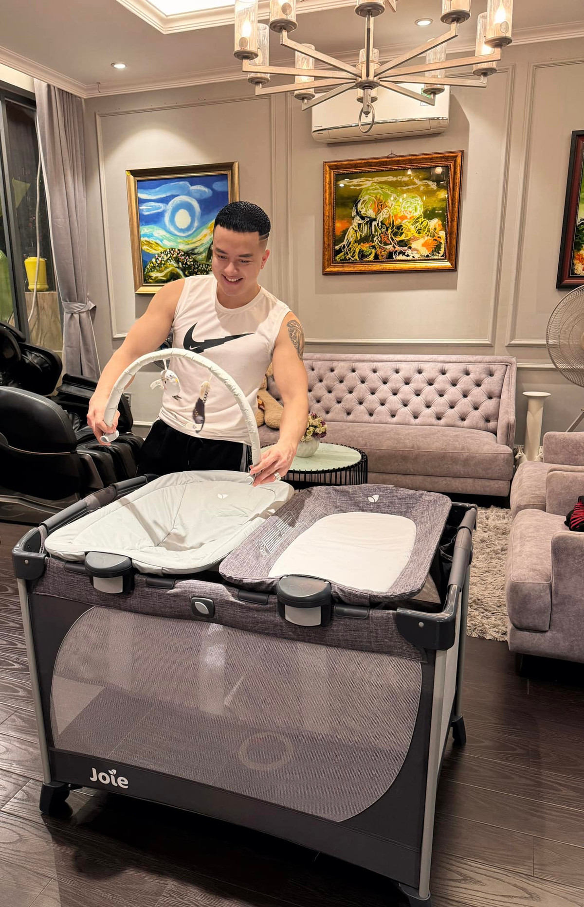 Trong một bài phỏng vấn trên truyền thông gần đây, Cao Thái Sơn cho biết khi bé còn trong bụng mẹ, nam ca sĩ đã theo dõi các thông tin liên quan đến sức khỏe, dinh dưỡng để chăm sóc mẹ và bé. Anh cũng đọc rất nhiều tài liệu để biết cách cho bé có một sự phát triển tốt nhất.