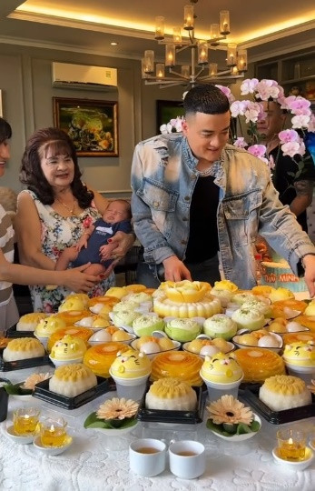 Vì giấu nhẹm danh tính mẹ của quý tử đầu lòng nên giọng ca "Cầu vồng sau mưa" dường như đảm nhận hết nhiệm vụ chăm sóc con. Dù lần đầu là "bố bỉm sữa" nhưng anh được khen chăm con cực khéo. Ngay trong buổi tiệc đầy tháng con trai vào giữa tháng 1 vừa qua, nam ca sĩ đã thể hiện sự đảm đang khi tỉ mỉ bày biện mâm cúng đẹp mắt.