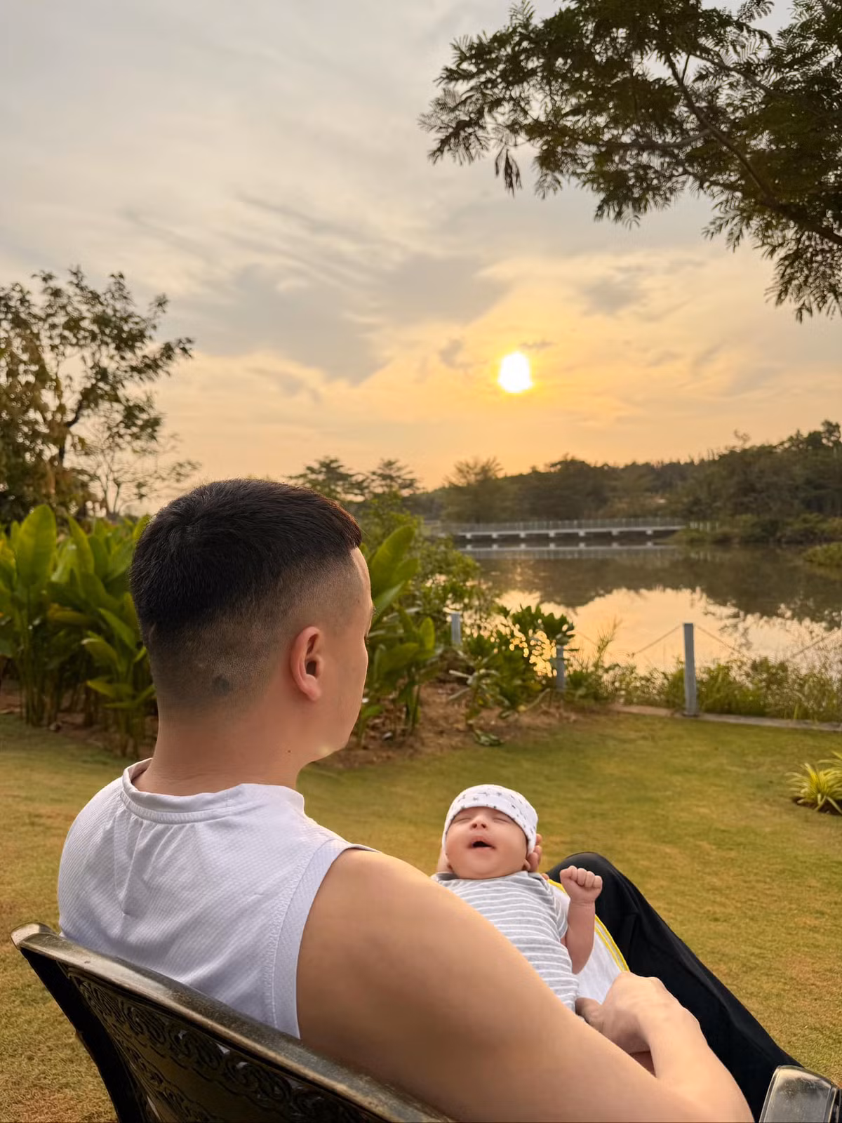 Anh còn thường xuyên cho con tắm nắng để bổ sung vitamin D cho bé.