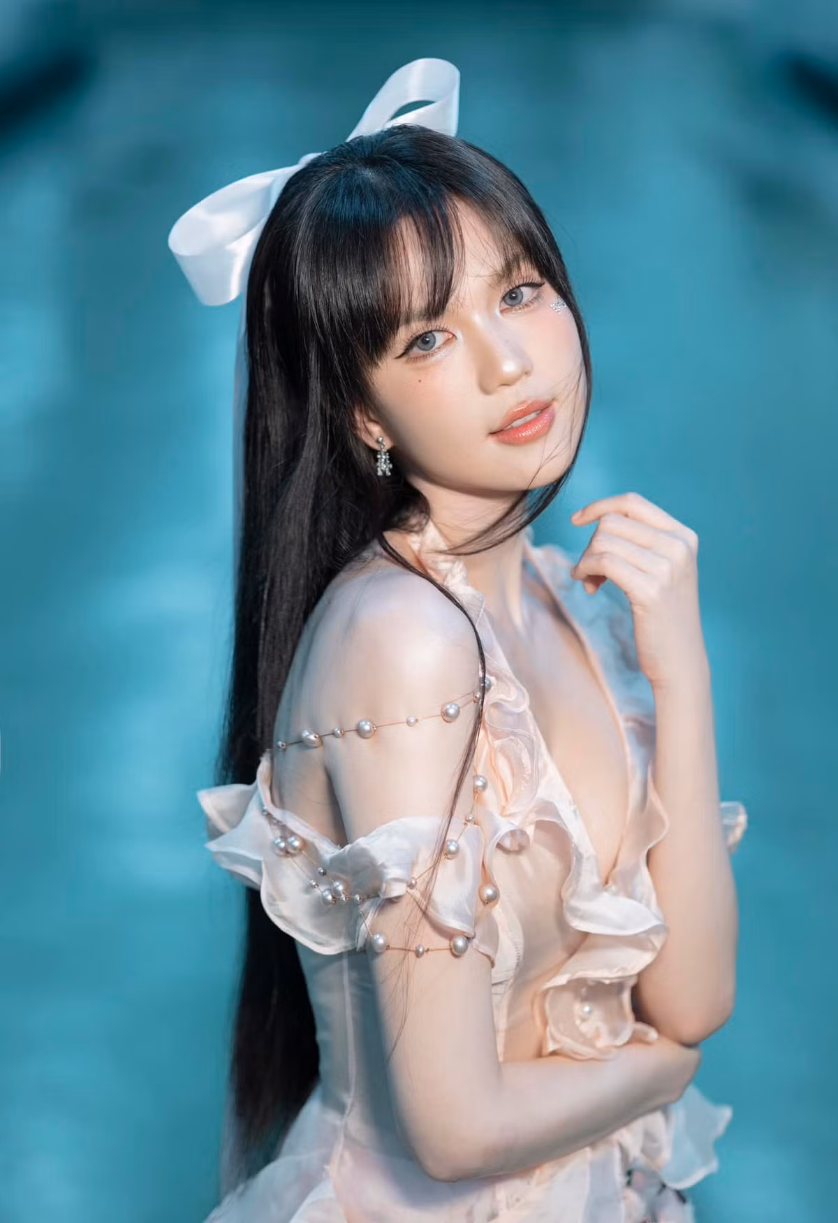 Thời gian gần đây, người đẹp Trà Vinh bất ngờ chuyển mình sang phong cách kín đáo hơn, gây nhiều tò mò. Nhiều người cho rằng, đây là một bước đi để xây dựng hình ảnh đa dạng và trưởng thành hơn. Ảnh: FB Trần Thị Ngọc Trinh