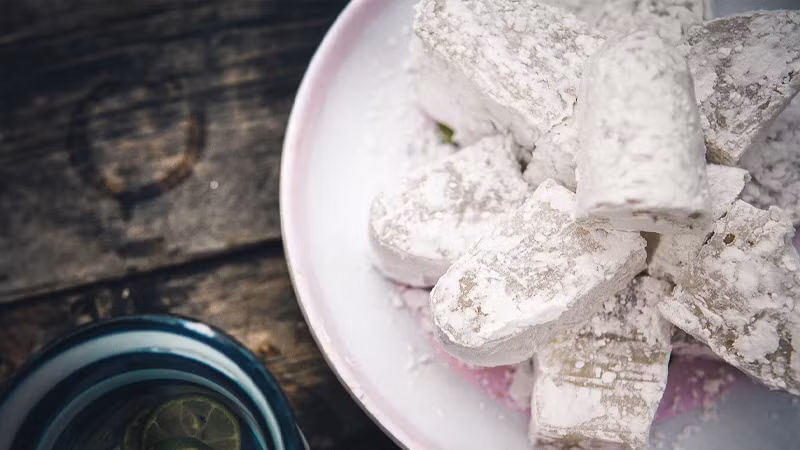 Nếu đã đến Quy Nhơn thì không thể bỏ qua bánh hồng Tam Quan. Bánh trông khá thô nhưng có vị mềm dẻo cùng hương nước dừa đặc trưng vô cùng hấp dẫn. Bánh có thể mua về làm quà.