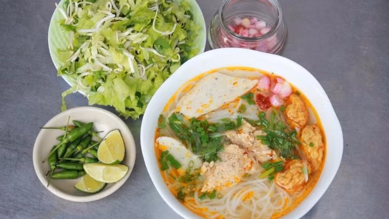 Bún chả cá Quy Nhơn là đặc sản nổi tiếng thành phố biển Quy Nhơn. Chả cá thơm ngon kết hợp với các nguyên liệu khác nhau. Nước dùng ngọt thanh nấu bằng xương cá làm say lòng du khách.