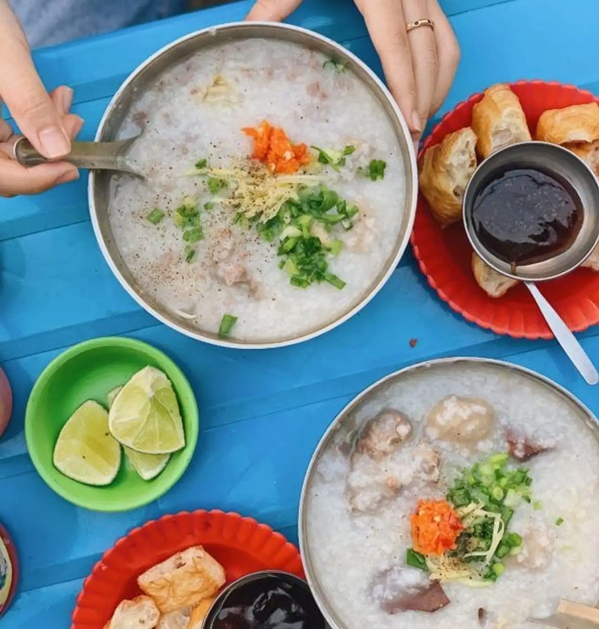 Cùng với bánh hỏi cháo lòng, Quy Nhơn còn có một món ăn khác từ cháo nổi tiếng không kém chính là cháo bò - gỏi bò. Cháo được hầm từ xương bò, bắt vị với những miếng thịt bò rải đều phía trên cùng hành lá và tiêu. Bên cạnh thịt bò du khách cũng có thể chọn ăn kèm lòng bò hay gân bò và cả xương bò.