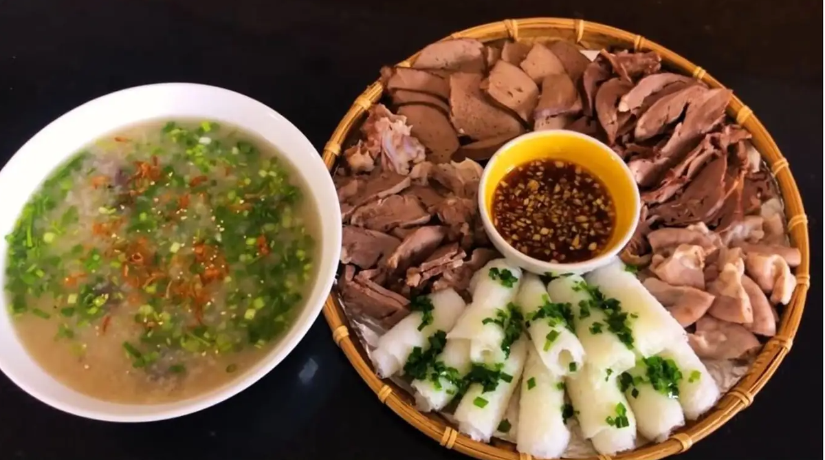 Bánh hỏi cháo lòng là món ngon Quy Nhơn có thể lấp đầy bụng khi bạn vừa mới đặt chân đến. Từng miếng bánh hỏi mềm béo được kết hợp với thịt heo luộc, dồi nóng, lòng heo ăn kèm rau sống và cuối cùng làm nên thương hiệu đặc sản Quy Nhơn chính là hương vị của nước mắm ăn kèm.