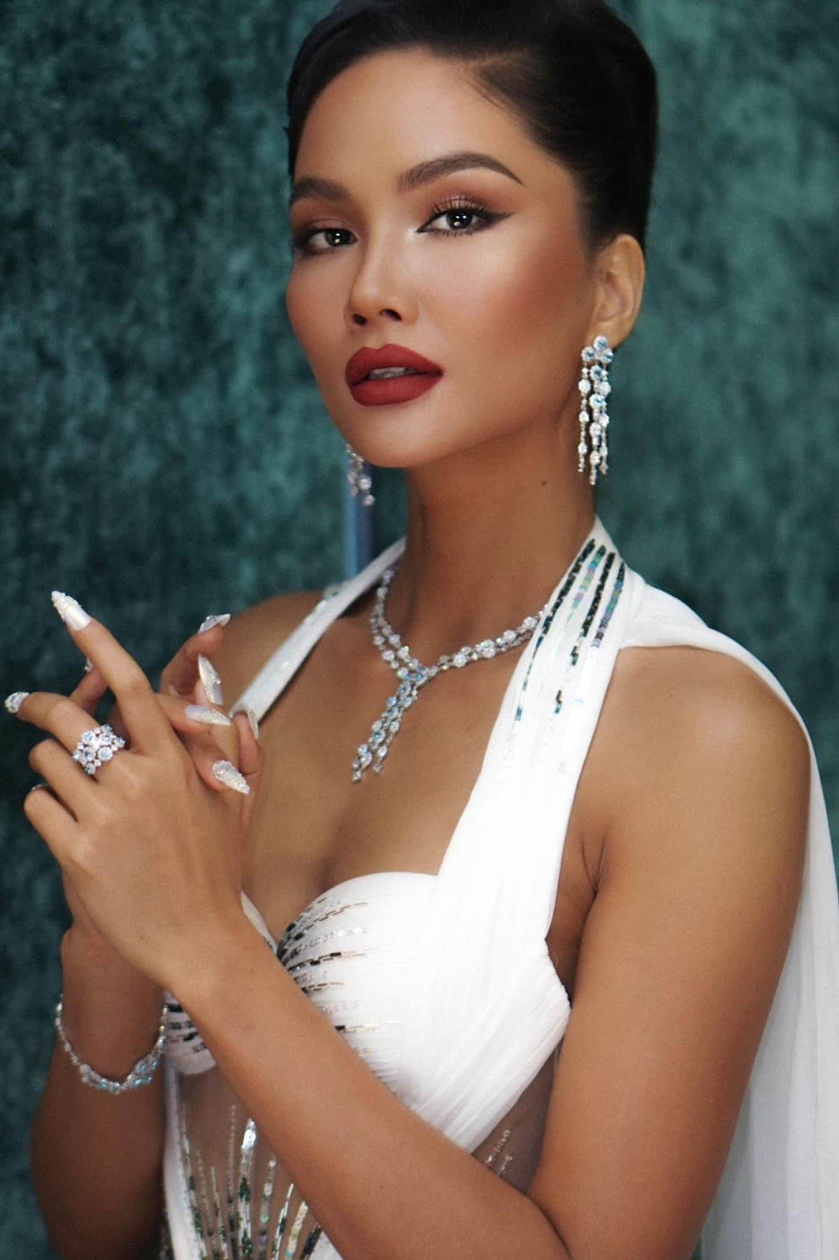 Cũng vào năm 2023, H'Hen Niê xác nhận với Tiền Phong thông tin chia tay người yêu. "Chuyện tình cảm của Hen đã dừng lại. Tôi trân trọng quãng thời gian đó. Tôi nghĩ rằng chữ duyên rất khó lý giải và cảm ơn vì cùng tôi trong những tháng năm qua".