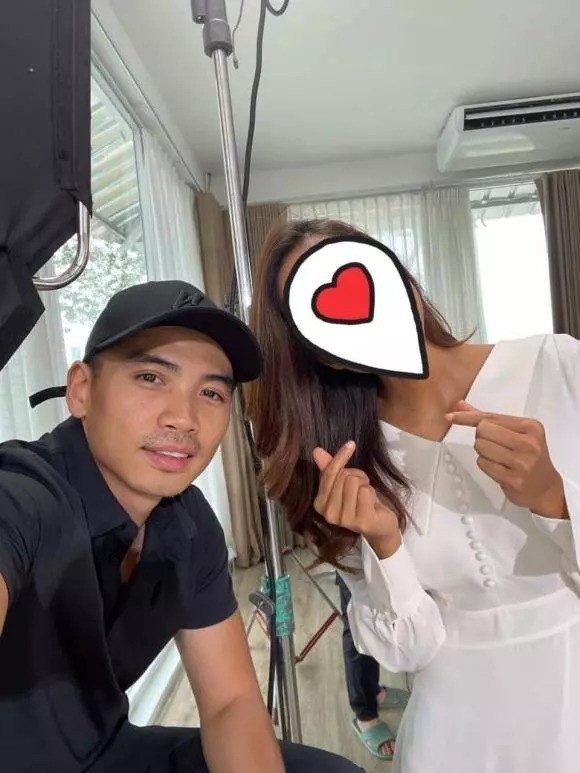 Trước "hint" này, Hoa hậu H'Hen Niê và nhiếp ảnh gia Tuấn Khôi từng có khoảng thời gian yêu 5 năm, khi hợp khi tan và chưa một lần công khai tình cảm.