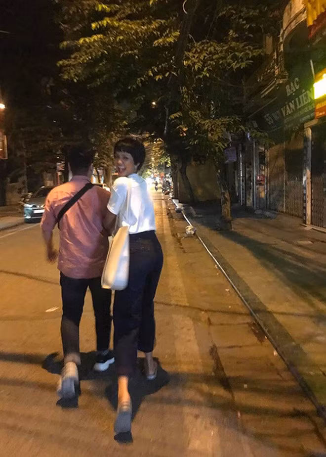 H'Hen Niê quen Tuấn Khôi từ giữa 2018 nhưng giấu kín chuyện tình cảm. Giữa tháng 7/2019, Hoa hậu Hoàn vũ Việt Nam 2017 thừa nhận đang yêu nhưng từ chối tiết lộ danh tính bạn trai vì muốn bảo vệ sự riêng tư cho anh và gia đình.