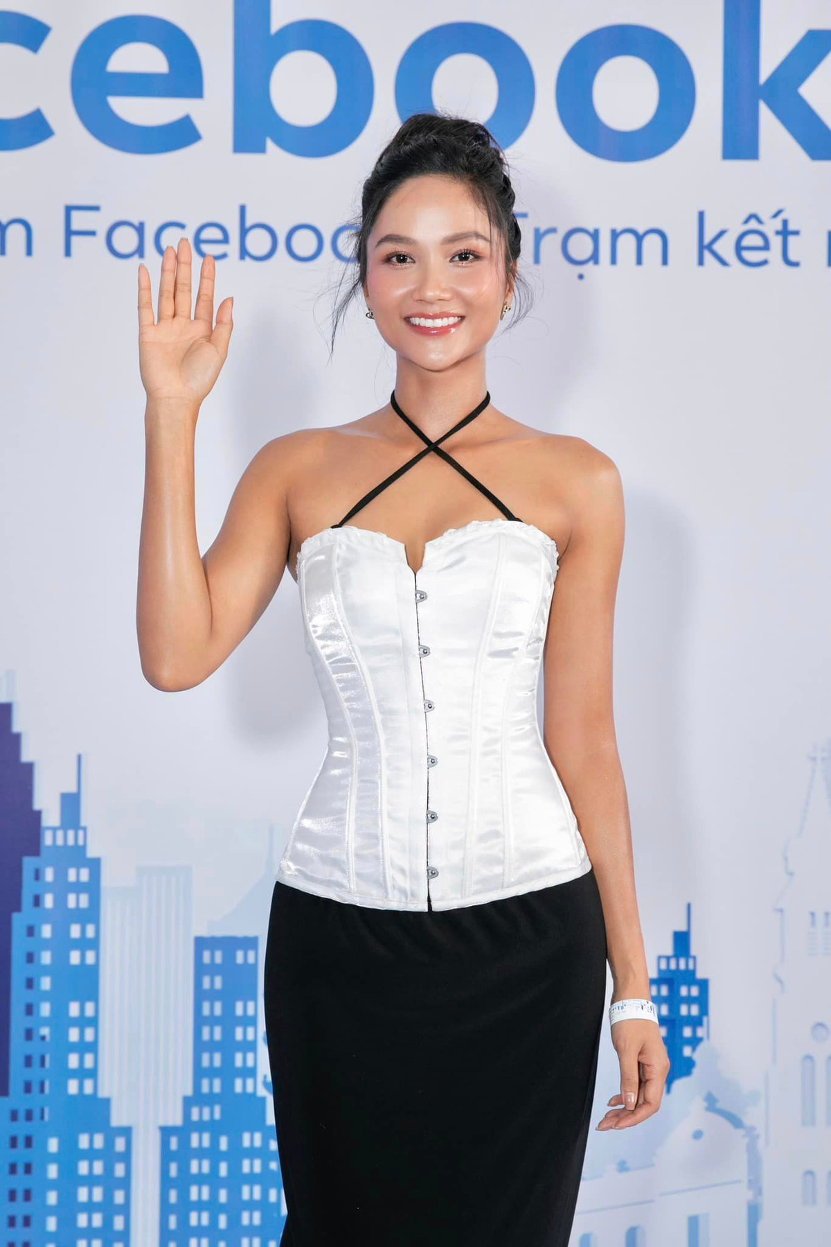 Đến khoảng giữa năm 2023, H'Hen Niê lại nhiều lần ẩn ý về chuyện chia tay bạn trai. Cô tâm sự nhờ có yêu và chia tay, bản thân mới có nhiều cung bậc cảm xúc. Đồng thời người đẹp đăng loạt ảnh cá nhân kèm chú thích: "Gái độc thân".